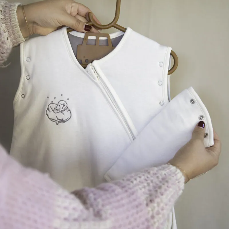 Gigoteuse bébé coton bio sur un cintre, avec sa fermeture zippée latérale
