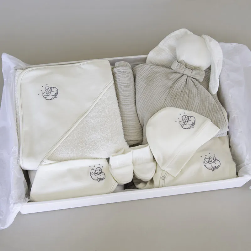 Contenu du coffret naissance écru Confort : sortie de bain, bonnet, doudou et bodies en coton bio