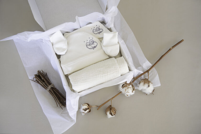 Coffret naissance Bébé Coton ouvert avec ses vêtements bébé en coton bio écru