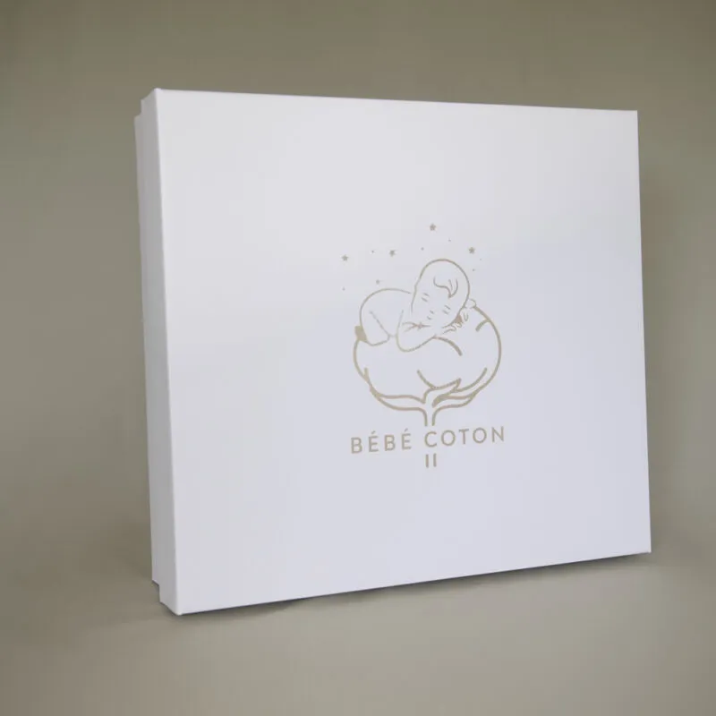 Boîte blanche du coffret naissance Premium Bébé Coton, avec le logo