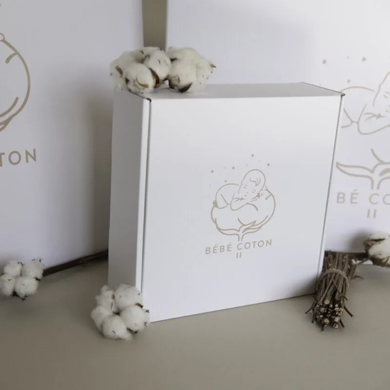 Boîte cadeau blanche Bébé Coton fermée, décorée de fleurs de coton