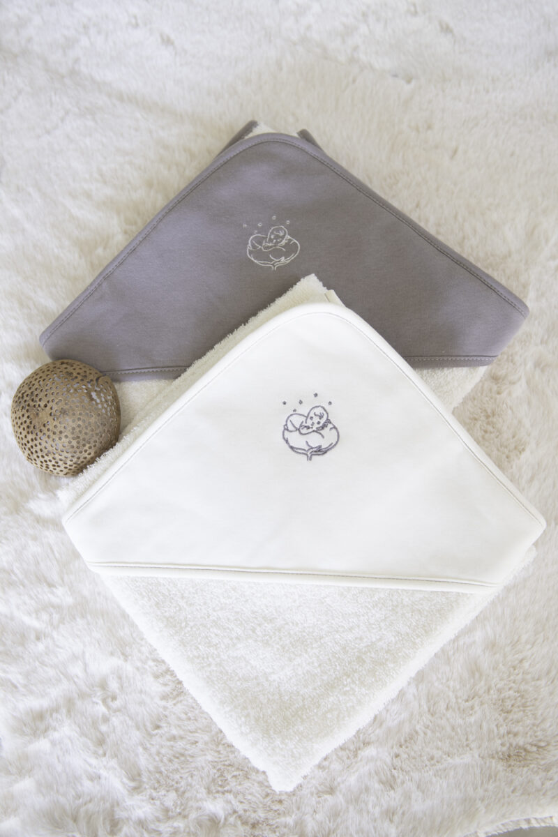 Sortie de bain bébé, serviette capuchon bébé, sortie de bain coton à capuche, serviette nourrisson, vêtements bébé, trousseau naissance, trousseau maternité, valise naissance, valise maternité, coffrets naissance, coffrets maternité coffrets cadeau naissance