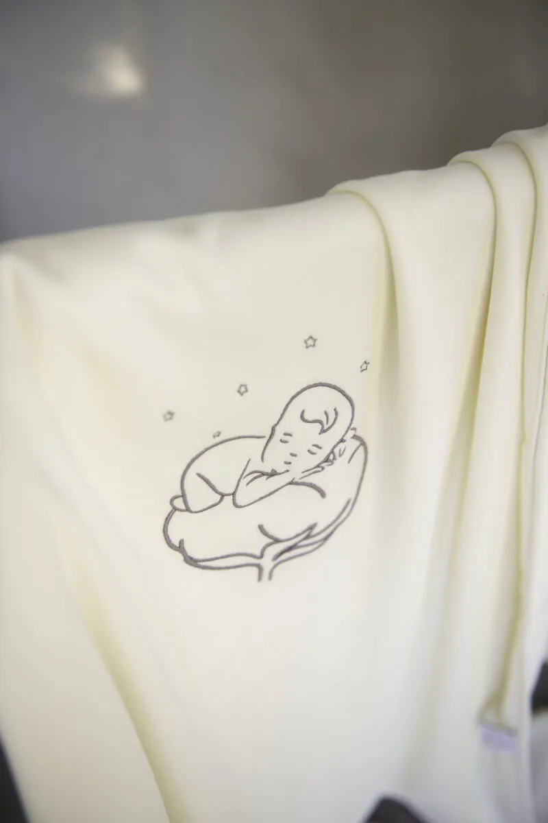 Couverture bébé bio écrue en double épaisseur avec le logo brodé gris