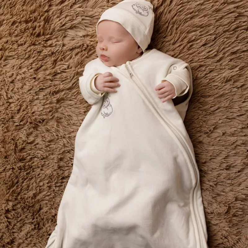 Nouveau-né dans une gigoteuse bébé coton bio écrue Bébé Coton