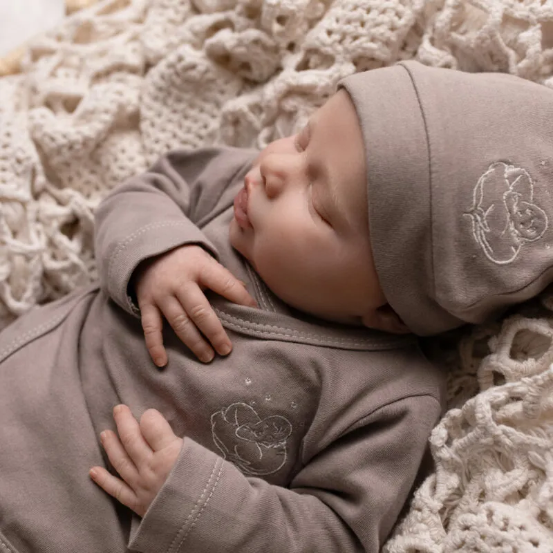 Nouveau-né endormi portant un bonnet naissance en coton bio gris violine Bébé Coton